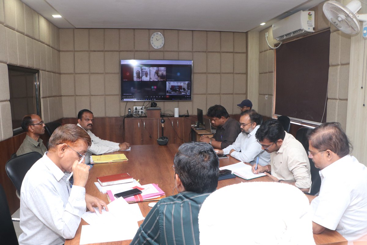 SurajpurDist's tweet image. कुदरगढ़ महोत्सव-2026 की तैयारियाँ तेज.. 
कलेक्टर श्री एस. जयवर्धन की अध्यक्षता में वीडियो कॉन्फ्रेंसिंग से समीक्षा बैठक।
✅ मंच, पेयजल, पार्किंग व्यवस्था पर दिशा-निर्देश
📅 23–25 मार्च | 📍 कुदरगढ़, ओड़गी, सूरजपुर
#कुदरगढ़महोत्सव2026 #Surajpur #CG