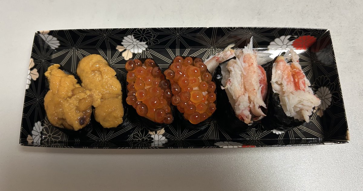 Emi__1995's tweet photo. 最近ずっとお寿司が食べたいと思っていたからスーパーで半額だったから高いものを買ってしまった🍣
合わせて1400円✨️ https://t.co/SgElEq0Sif