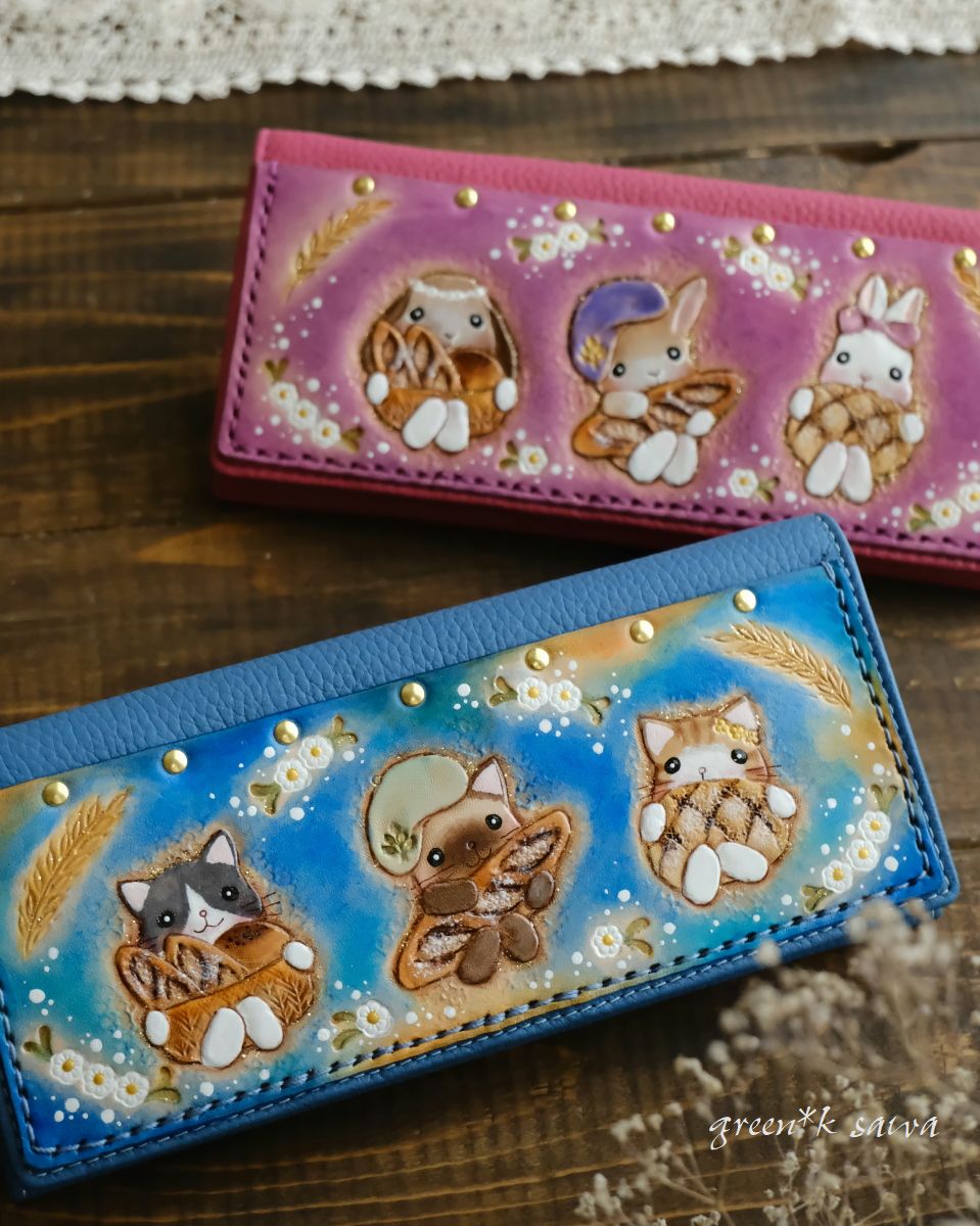 greenksawa's tweet photo. バッグから出すのが
楽しみになるような長財布💕

大きなパンを抱っこして嬉しそうな猫ちゃん＆うさぎちゃんの長財布♪♪裏にはその大きなパンを焼いてるパン屋さん～🥰

ブログにたくさん写真のせてるのでゆっくり見てね💖
https://t.co/yDhMUXxqPQ

いよいよ3/20今週金曜日からです♪♪

#てづバ https://t.co/Gxy44x9kiO