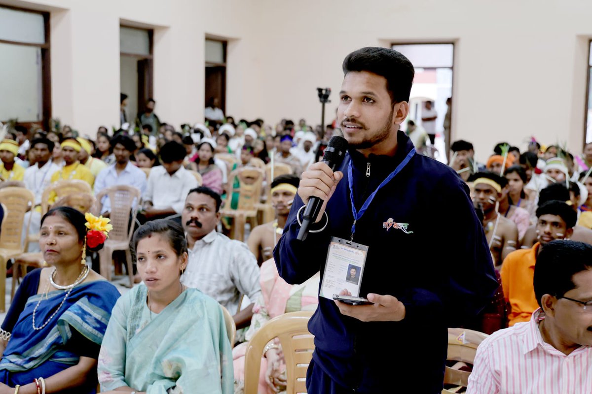 MYBTrivandrum's tweet photo. Smt. Anu Kumari, IAS, District Collector, Thiruvananthapuram, interacted with the participants of the 17th Tribal Youth Exchange Program and distributed prizes to declamation winners. 
#TYEP
@OfficeOf_MM
@khadseraksha
@YASMinistry 
@MYBharatHQ 
@MYBharatkerala https://t.co/YP4oEfS0Zb