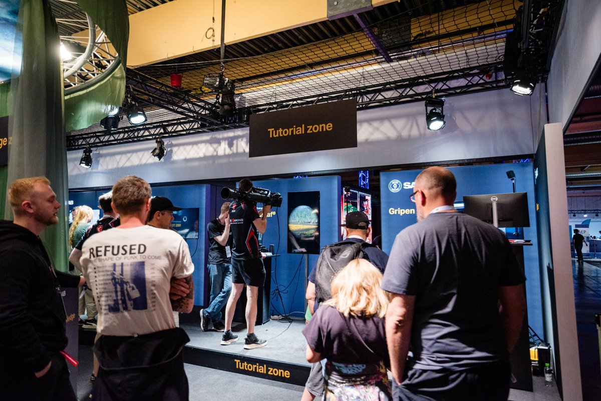 GlitchedSE tweet media