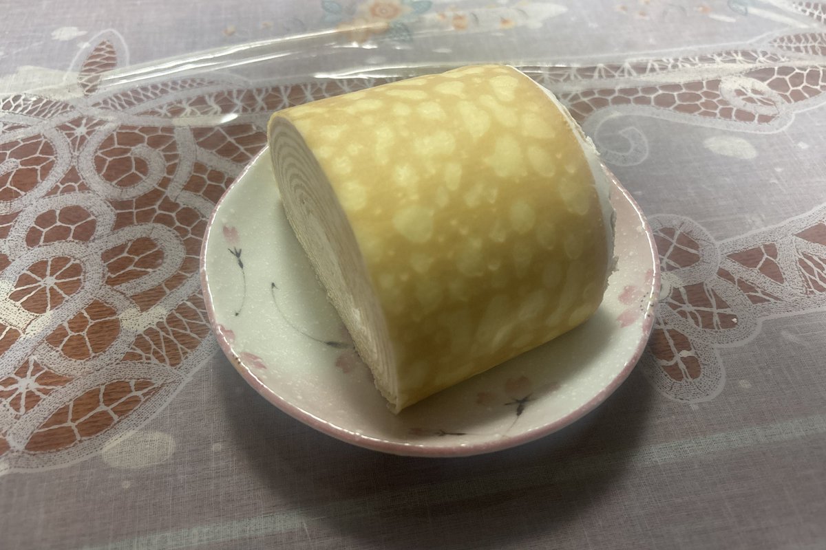 O2ON28's tweet photo. 人生で1番幸福なミルクレープの食べ方してる😇 https://t.co/XxaZbHyD28