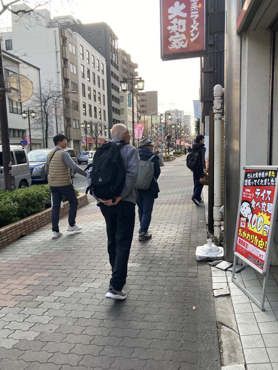 shake26301's tweet photo. 久しぶりに来京した義父殿を「おもてなし」。我が奥様が、義父殿の高校時代からの友人のSさんに連絡をし、再会をセッティング。2人が一緒に登った数々の山の話、特に三ノ窓氷河、平蔵谷、十字峡の話は興味深かった。別れ際の2人、名残惜しそうだった。2人分の宿、取ればよかった…ちょっと後悔です。 https://t.co/fwn15lsxJW
