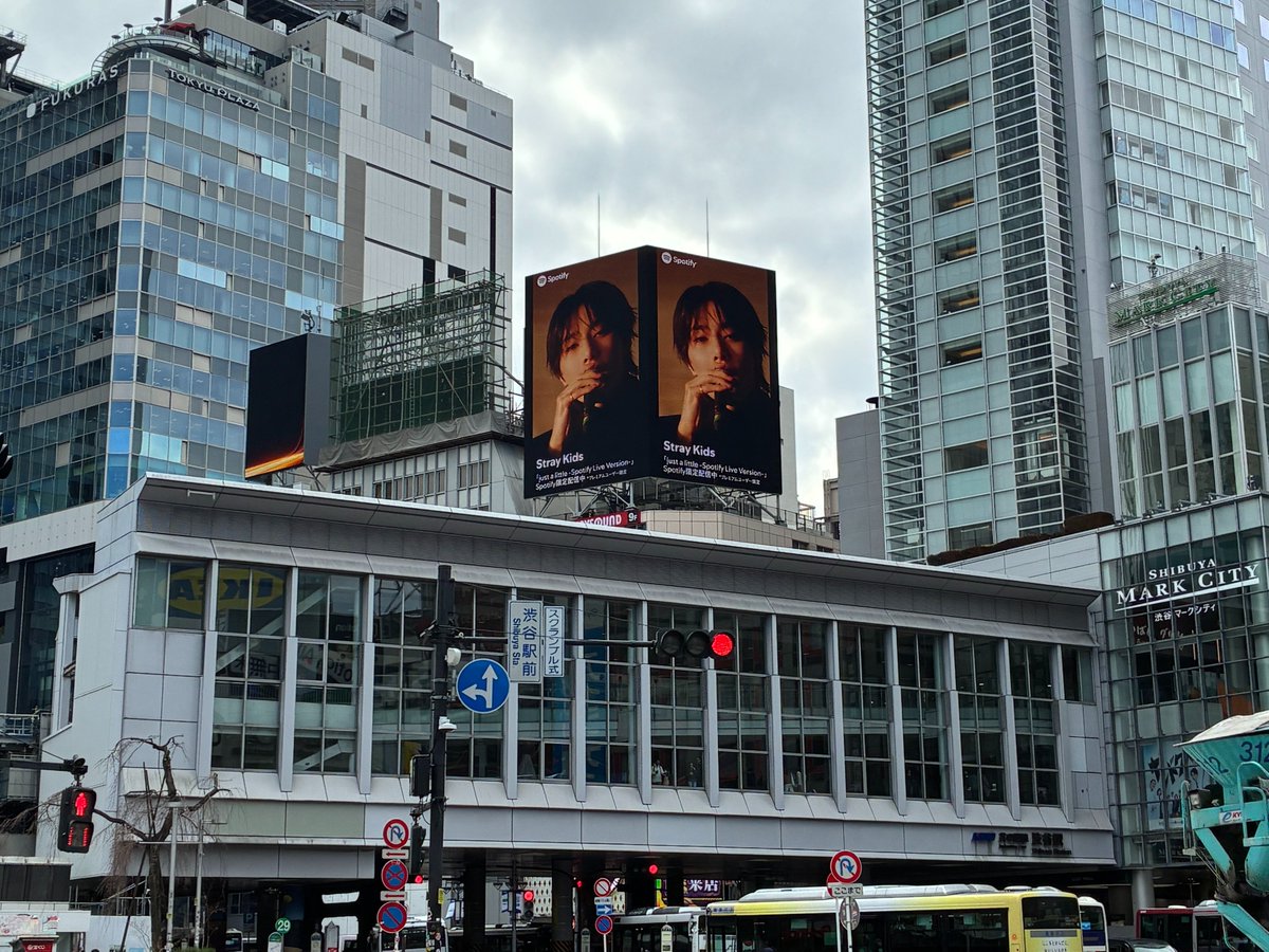 Stray_Kids_JP's tweet photo. 「just a little -Spotify Live Version-」の公開を記念して、@SpotifyJP とのビジョン広告が渋谷で放映中！
ぜひチェックしてみてください❤️

期間：3/22(日)まで
場所：
渋谷センター街を含む9箇所のビジョン
渋谷西口ビジョン

🎙️ https://t.co/YD24RWBZt7
＊プレミアムユーザー限定

※写真撮影の際は周囲の方へのご配慮をお願いします。
※撮影時の映り込みにはご注意ください。
※駅及び駅係員へのお問い合わせはご遠慮ください。