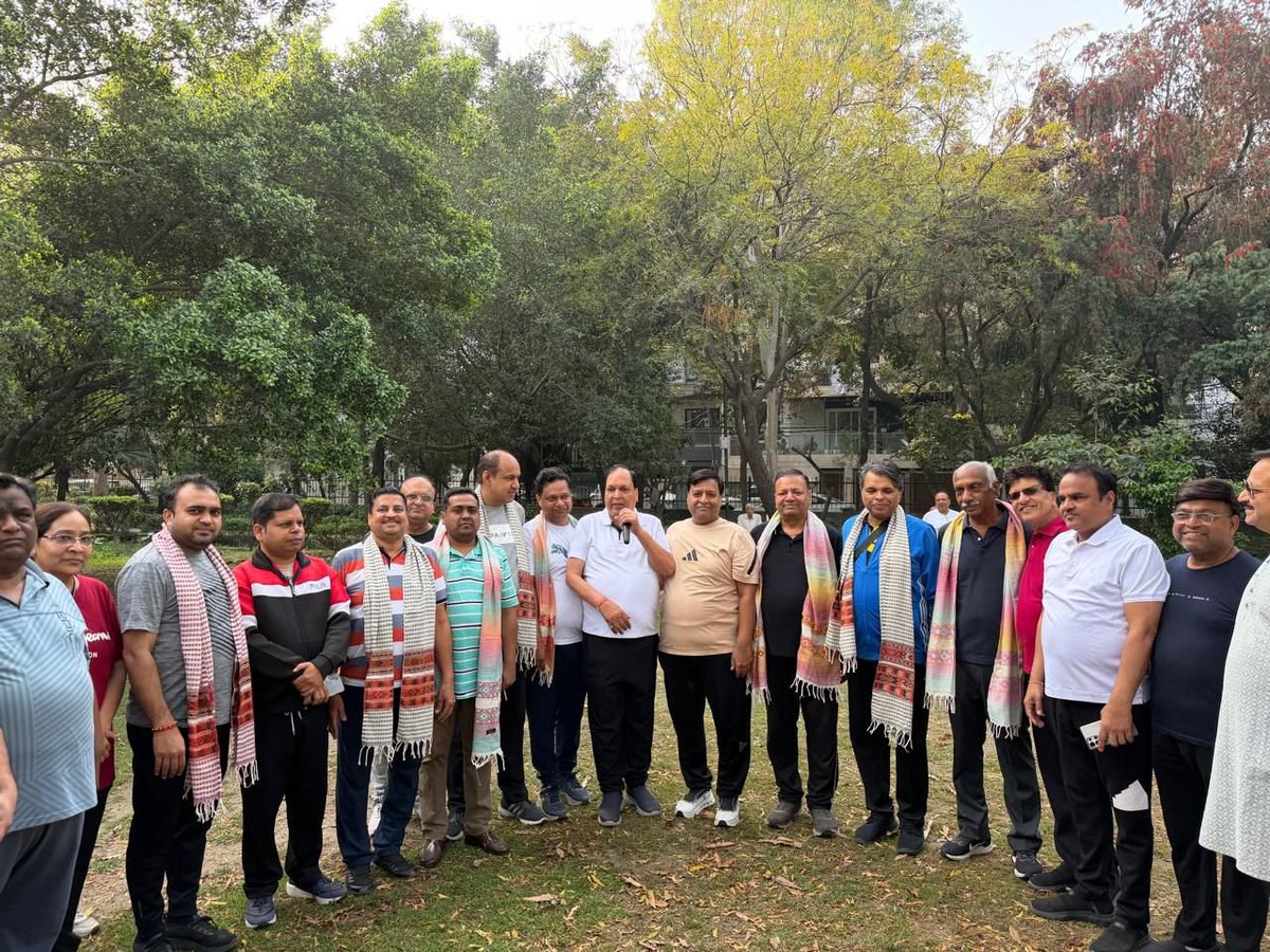 jaikishan_bjp's tweet photo. माननीय प्रधानमंत्री श्री @narendramodi जी के #SwachhBharatMission के संकल्प को आगे बढ़ाते हुए, आज "गुड मॉर्निंग क्लब", लोक विहार के सभी सदस्यों ने लोक विहार पार्क में स्वच्छता अभियान चलाया।🌿✨

#SwachhBharat #GoodMorningClub #LokViharPark #BJPDelhiKesavpuram #JaikishanGoyalBJP https://t.co/IekGTJbXLg