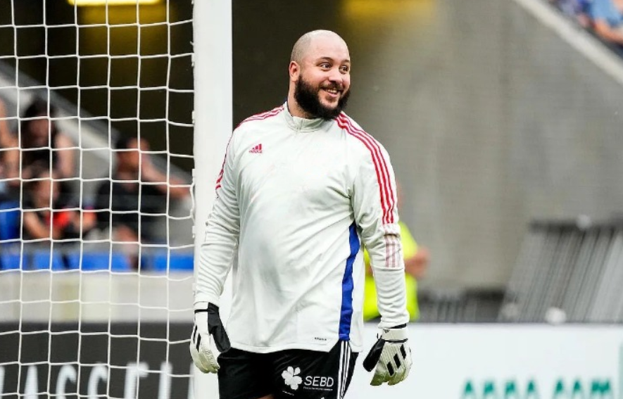 WinamaxSport's tweet photo. 🤯 Zack Nani TITULAIRE avec le Bayern demain soir. 

Décimé par une cascade de blessures (78 gardiens indisponibles), le club allemand devrait bel et bien aligner le streamer contre l'Atalanta. 🤕 https://t.co/jLGBjeVxy8