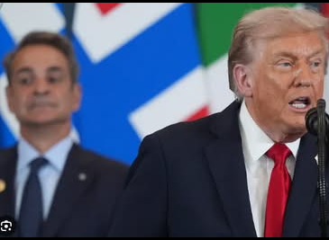 NMpogiopoulos's tweet photo. - "Οταν ανεβαίνουν οι τιμές του πετρελαίου εμείς βγάζουμε χρήμα"
- "Θα το ξαναβομβαρδίσουμε για πλάκα" (δήλωση για το νησί Χαργκ στο Ιραν)
- "Είναι σαν εκδρομή με ευτυχή κατάληξη" (για τον πόλεμο που έχει εξαπολύσει)
Είναι μερικές (και ίσως από τις πιο... ανώδυνες) δηλώσεις που έχει ξεστομίσει αυτός ο γελοίος πορτοκαλί φασίστας τις τελευταίες μέρες.
Αλλά αν έχουμε να κάνουμε με έναν τέτοιο γελοίο τύπο, τότε εκείνοι που ξελιγώνονται για ένα βλέμμα του γελοίου, που  γλείφουν πατόκορφα τον γελοίο, πόσο γελοίοι μπορεί να είναι;