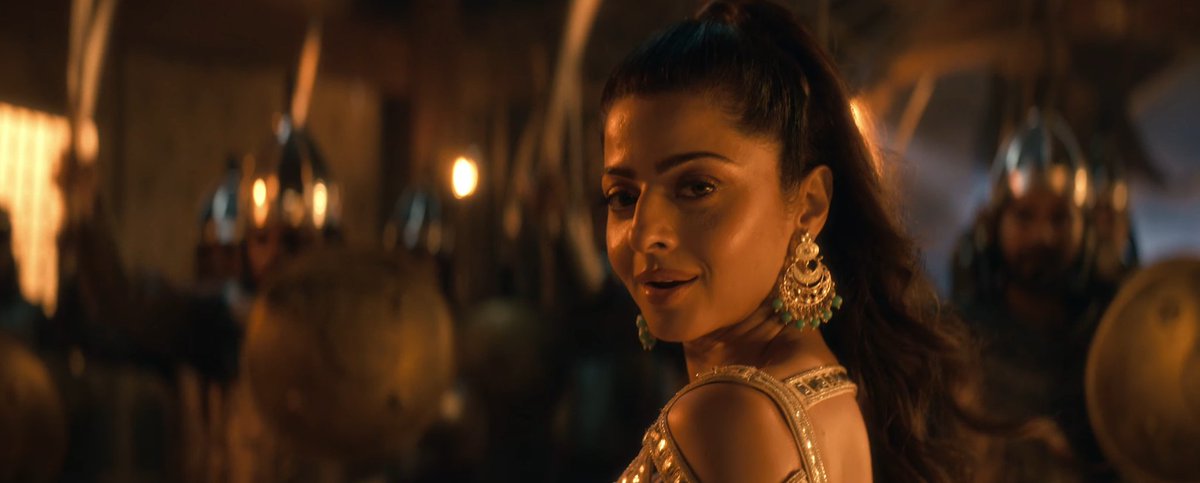 iammoviebuff007's tweet photo. #Vedhika's Look and Dance moves in the #Sulthaan song..🔥 She stole the show..⭐ #Aadu3 https://t.co/KFycQ6cLSh