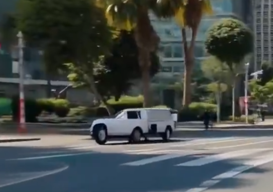 Achebe_'s tweet photo. @0xLalice @LaTwitchance Plus beau que la version originale, vraiment ? Deux reflets de lumière sur une carrosserie de bagnole et ça trouve ça beau... https://t.co/oE7kzgeJ1C