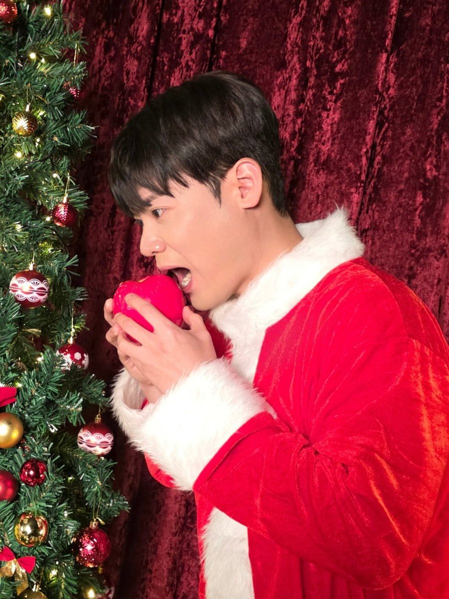 이거 완전 라포엠 유채훈이잖아

1. 섬섬옥수 손
2. 성악가라서 잘할듯(?)
3. 방송에서 맨날 쫑알댐
4. 혼자서도 잘노는 엔뿌삐에요

(대충 이렇게 올리면 라뷰들이 어울리는 사진영상 올려주겠지)