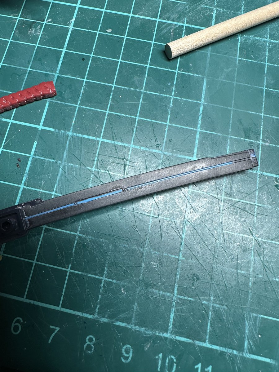 気づかない間になんか溶剤がちょろっとかかって塗装がオシャカに！
萎えて手を止めるとこのまま放置しそうだったので無理やり手を動かして塗装落とし
塗り直すのはいいけど溝の色が絶対に無事だった鞘と合わないという確信がある