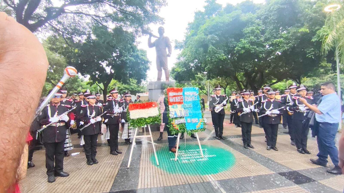 grupoeldeber's tweet photo. Con la tradicional ofrenda floral, inician los actos en homenaje al aniversario del Plan 3000, un símbolo de esfuerzo, unidad y progreso.
📌Manténgase informado en https://t.co/WKbbxIKk32

#ElDeber #Información #SantaCruz #Plan3000 #Aniversario #Bolivia
📸 Juan Carlos Torrejón https://t.co/pSHKFzjt1J