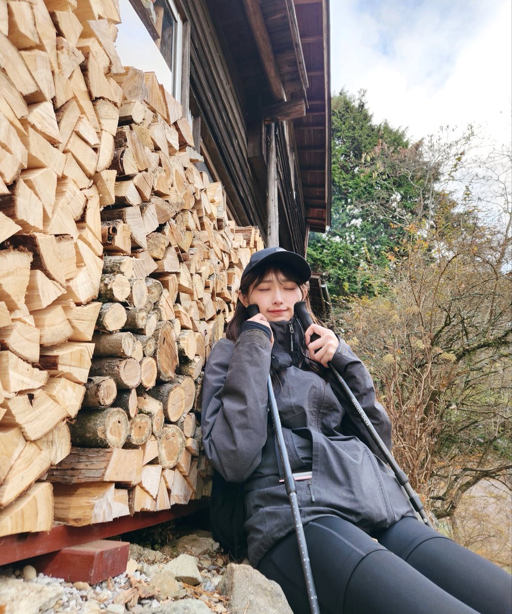 rika_0516nekota's tweet photo. 先日投稿した鍋割山でなべ焼きうどんを食べた後にそのまま「塔ノ岳」という山にも登ってきました🏔️

塔ノ岳の頂上にある「尊仏山荘」が凄くレトロで落ち着く空間でした☺️🛖

一度の登山で稜線伝いに複数の山を登る事を「縦走」といって、明治時代から続く日本では人気の登山スタイルだそうです🐒

海外のアルプスなどでは、山が独立していたり谷が深かったりする地形の違いから、日本ほど一般的ではないそうです。
この前見た海外の登山系YouTuberさんも、日本の縦走に憧れがあると話していました✨

ずっと海外の山に憧れがありましたが、日本の山の特長を知るとなんだか日本の山がもっと好きになりそうです☺️🏔️