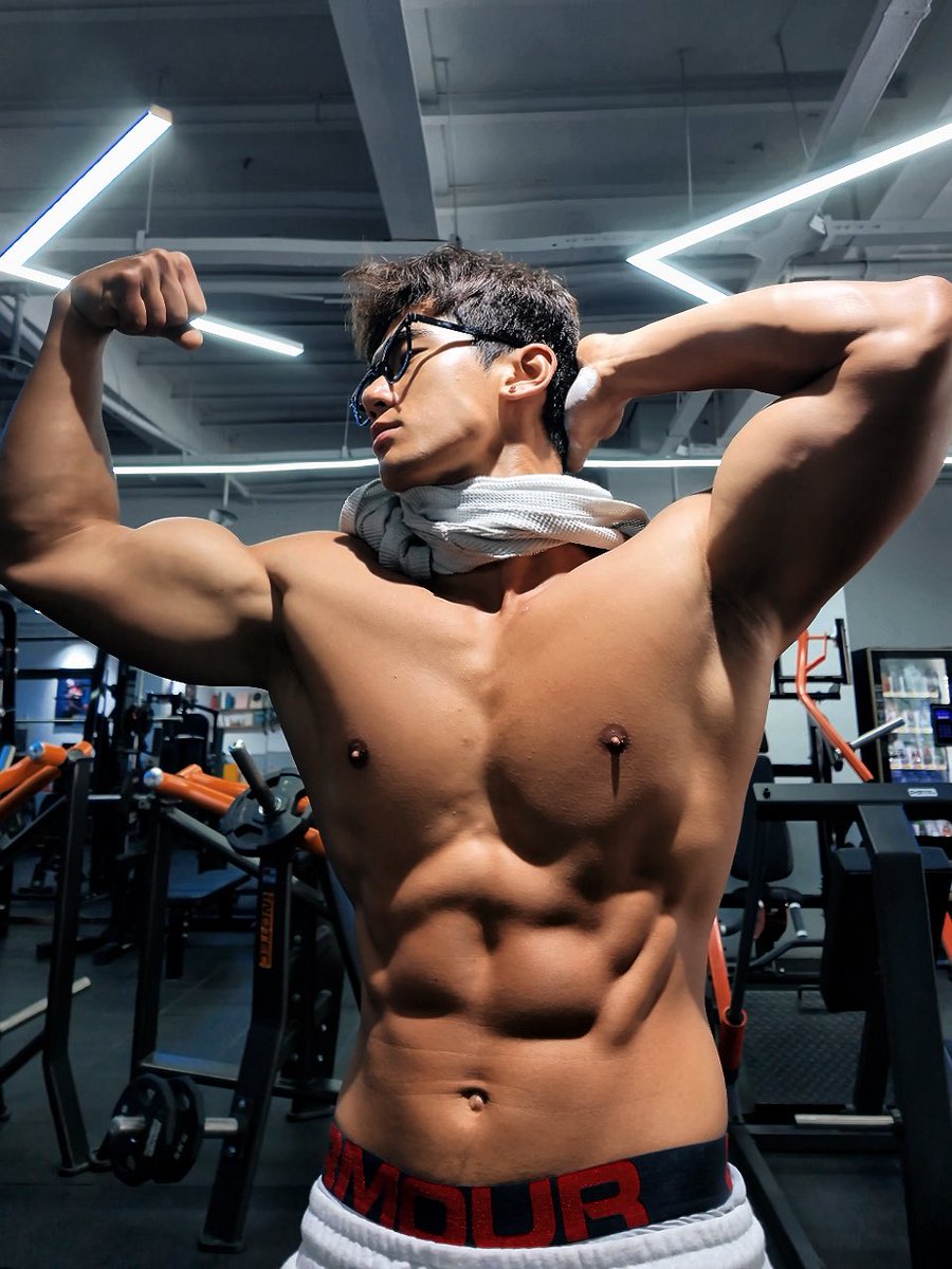 别看我小 tweet media