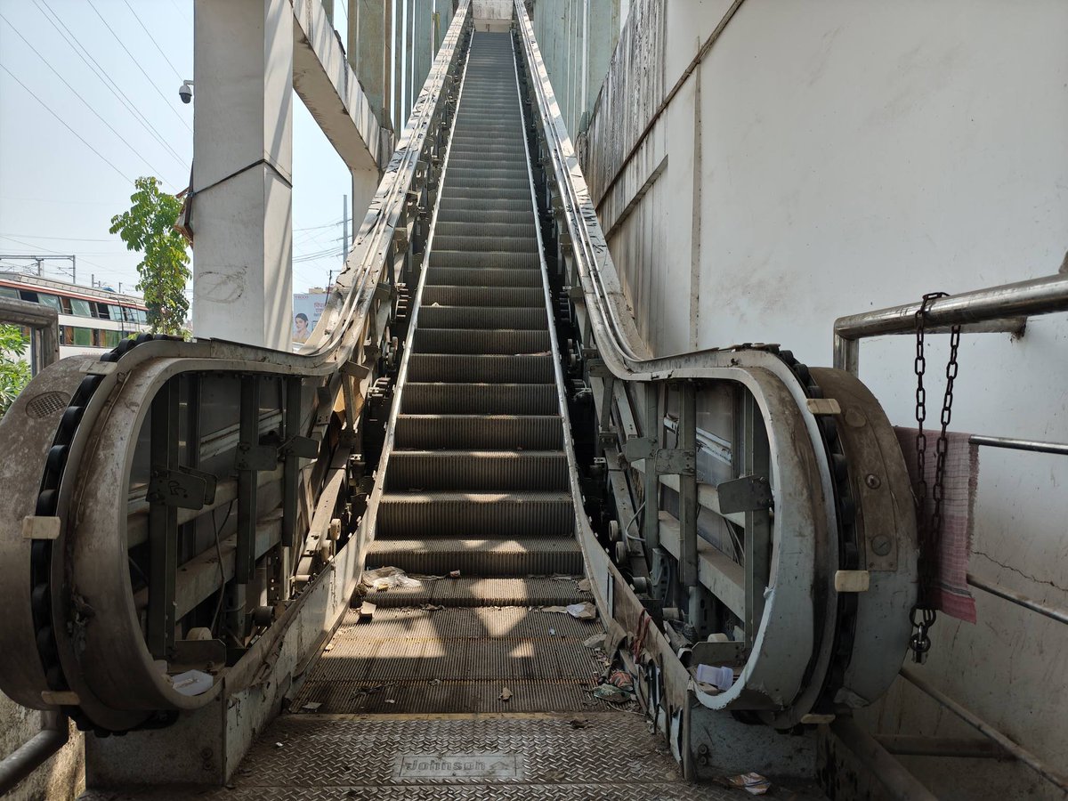 ₹300 crore ISBT Patna, yet this is the reality:

• Broken lifts
• Filthy toilets
• Escalators not working
• Garbage everywhere

Building infrastructure is one thing, maintaining it is equally important. Authorities must ensure proper maintenance and accountability so public