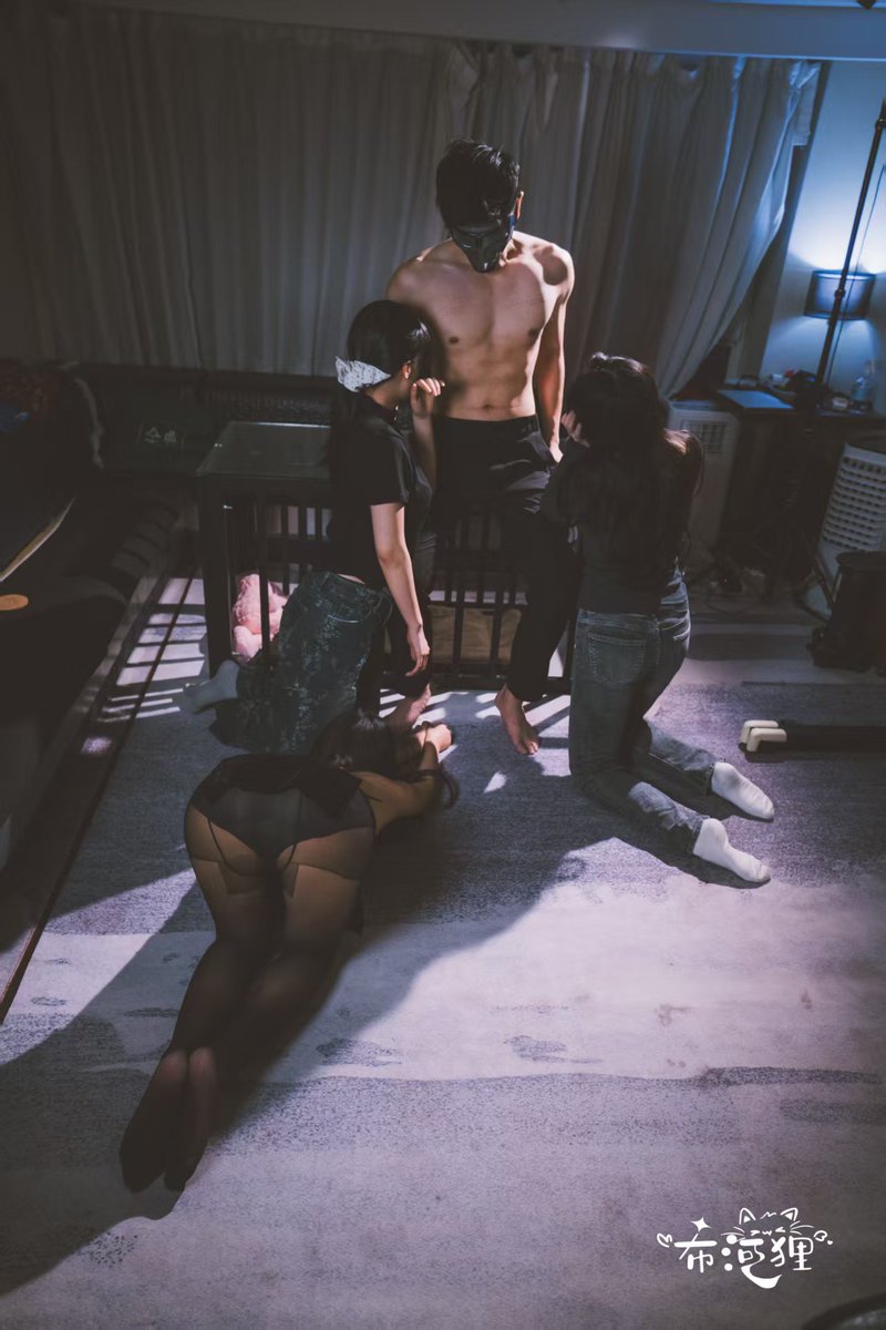 魅32点 tweet media