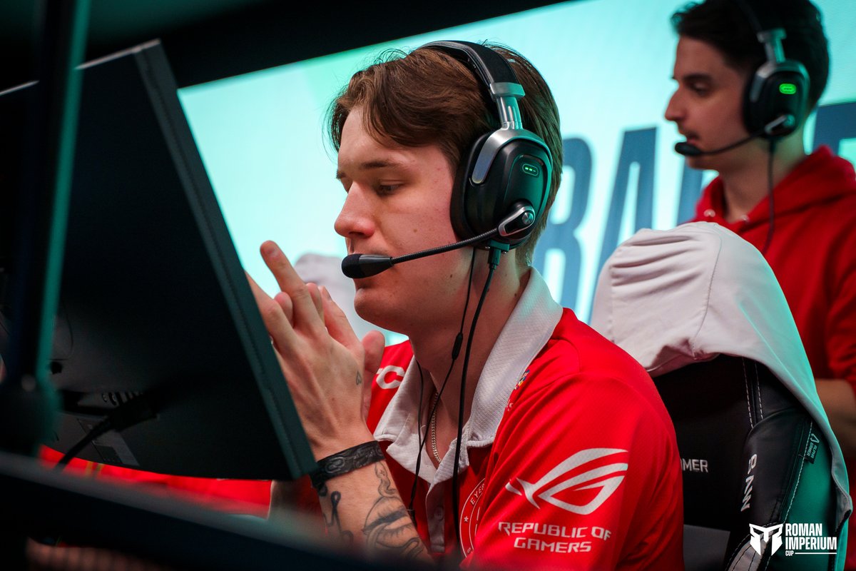 EYEBALLERS tweet media