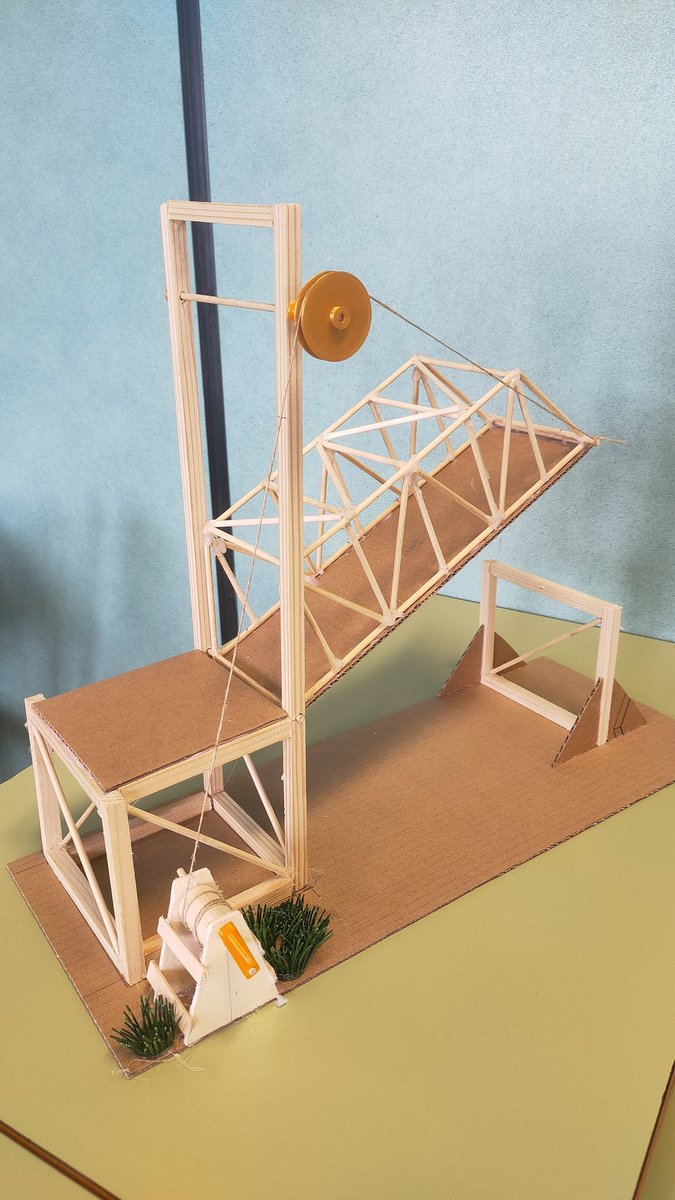 franhh's tweet photo. Proyecto de #EstructurasYMecanismos que nuestros alumnos de 2ESO @ieslaminilla han venido desarrollando en este segundo trimestre. #PuenteLevadizo https://t.co/pZZ103Tr5t