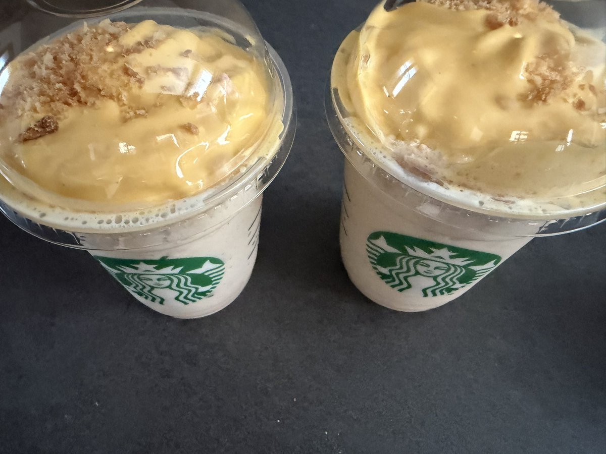 FactoryOfSmile4's tweet photo. スタバのシュークリームフラペチーノとラテ頼んだらどっちがどっちなのかわかんないくらい同じ見た目と同じ味だった https://t.co/CM1g03AIdq