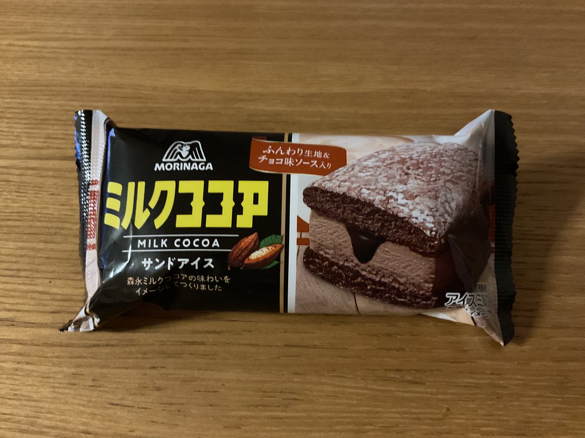 dogsalmon's tweet photo. うーーーん(´ω`)
挟まれているアイスは美味いんだけどサンドがね…
ふんわり生地とはあるがスポンジに近いね！
自分はカチっとしたクッキーの方がイイかな♪

#ミルクココア #MilkCocoa #サンドアイス #SandIce #ふんわり生地 #チョコ味ソース入り #アイス https://t.co/ZXGPZyzofq