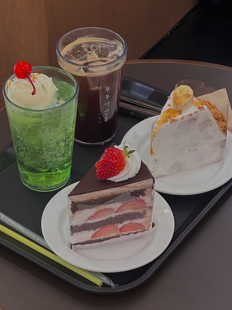 F00DFI5HTER's tweet photo. 상무역 부부더상록

딸기케이크가 정말 미친놈이고
바나나푸딩케이크도 맛있었다 🤤
과일크레이프나 과일샌드위치도 맛있다고 함 https://t.co/pgxssYcdY0