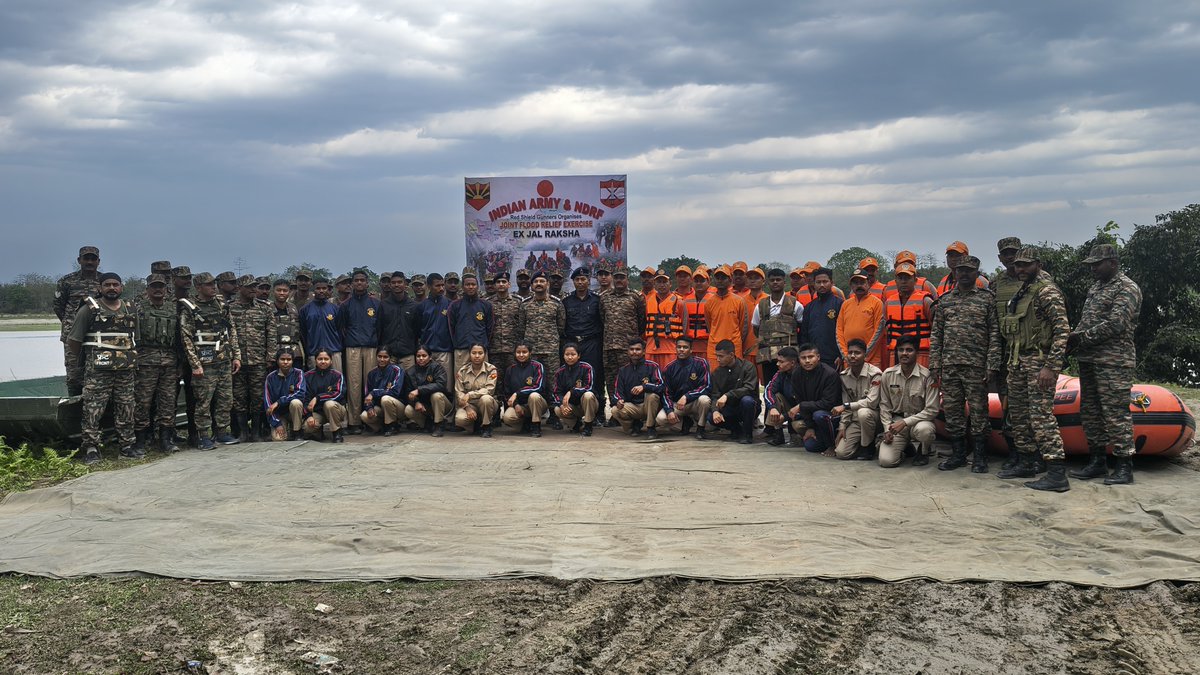 12bnndrf's tweet photo. 12NDRF Teams conducted Mock Exercises on #FWR Scenario at Tengapani Ghat #Tinsukia #Assam & #Earthquake Scenario at ADC office, Jairampur, Changlang #ArunachalPradesh in coordination with 7 Fd Regiment ,Gazala (Indian Army), District Administration and other stakeholders. https://t.co/VLgHI3Ro7y