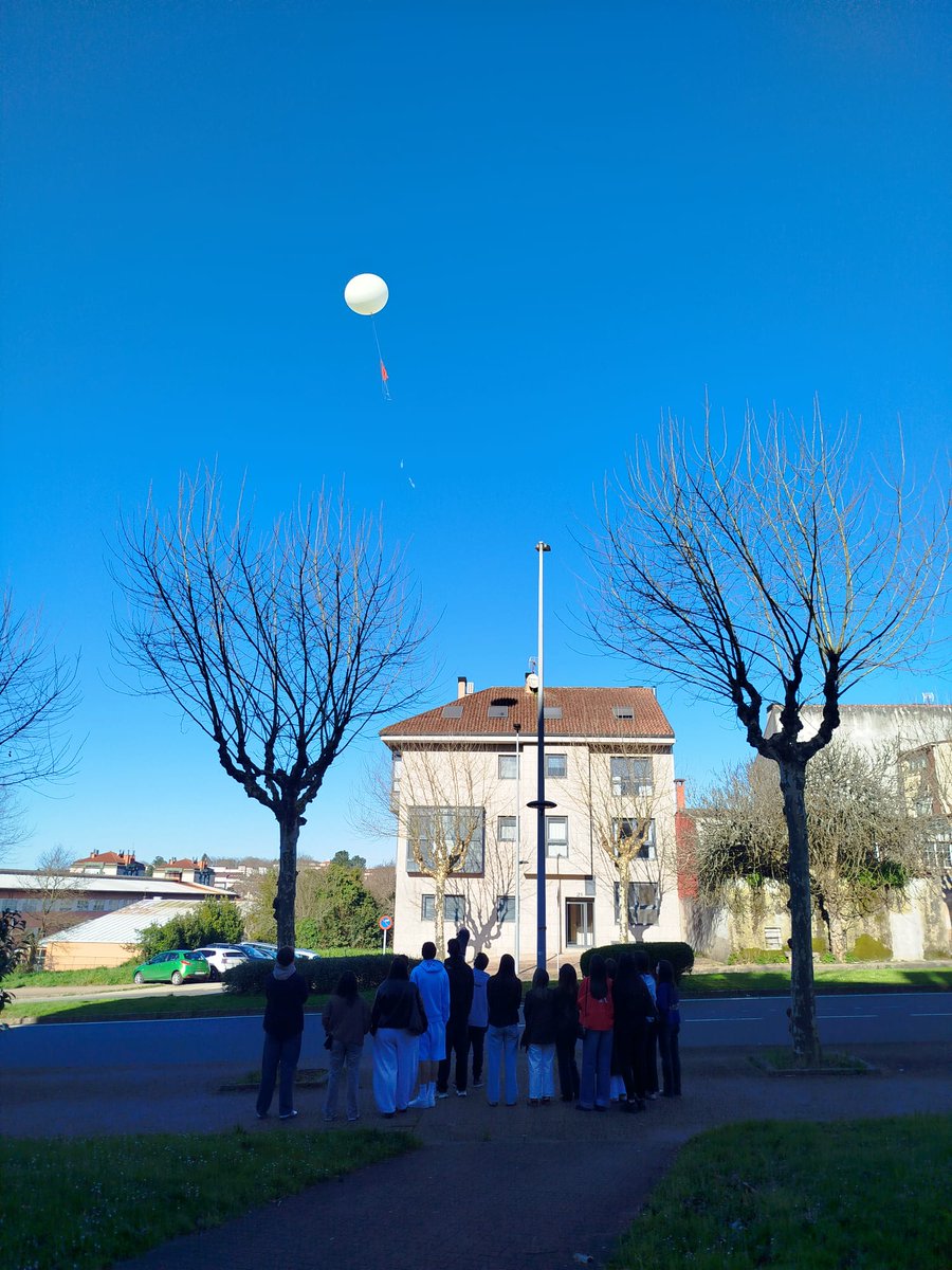 MeteoGalicia's tweet photo. Hoxe tivemos a visita de 2º de Bacharelato do IES de #Ordes, centro de excelencia en #MeteoEscolas. Grazas!
E ademais revisar conceptos como as isóbaras, borrascas e anticiclóns, tamén houbo tempo para lanzar a radiosondaxe nun precioso ceo azul🤗 https://t.co/PaqFFnLPhz