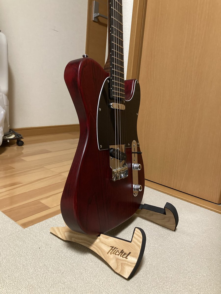 awocZg4pajuPcp9's tweet image. ギタースタンドが届きました。
置き配にしたので不在でも受け取ることができました。

＃萩原悠ギター教室
#THALEIA
#NAOS