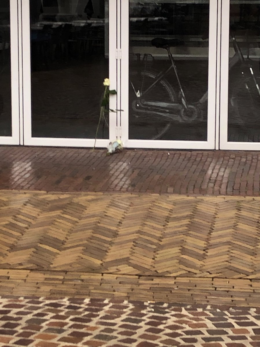 DebbieSchigt's tweet photo. Witte roos neergelegd 
bij zijn/ de winkel,🥀
Minste wat een mens kan doen.. 

Er volgen er vast nog meer.. 

 🥀 

#ZoStil #RoosGelegd
#EenMooiGebaar 
#Winterswijk #Aalten #ZoStil  
#Gecondoleerd #Sterkte allemaal 
#DeGegrildeKip #MemoryOf #JoeriSchoenaker https://t.co/r2HZFSEMSD