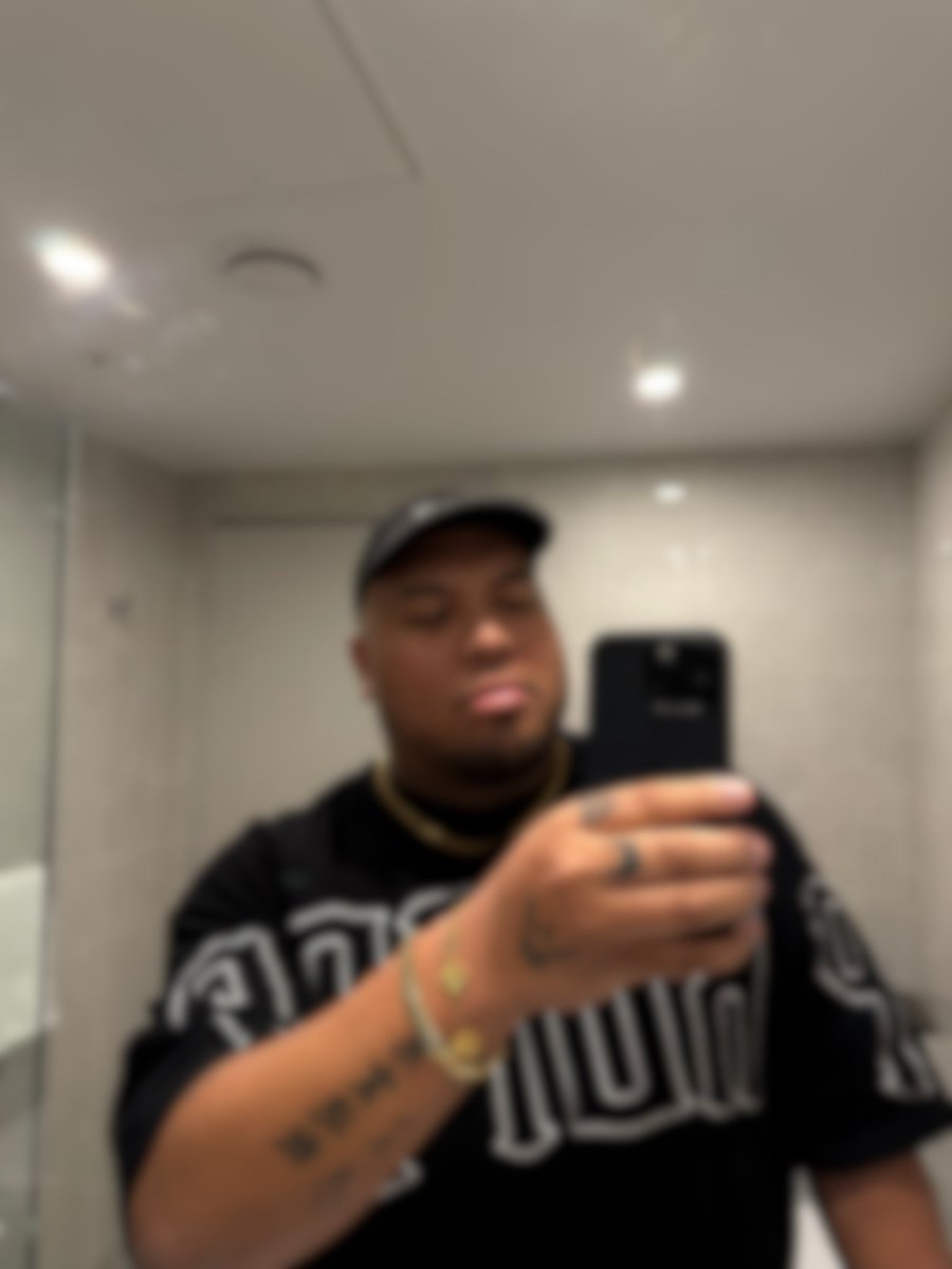 king tweet media
