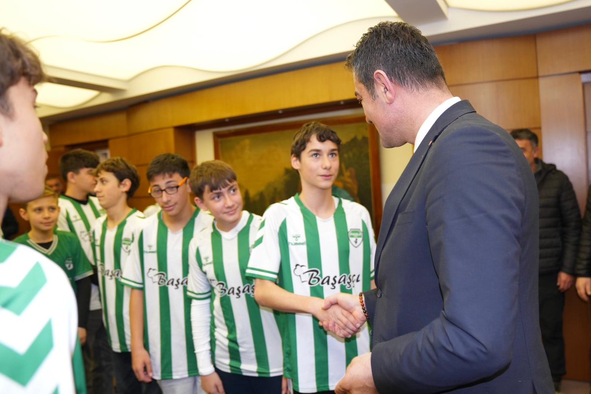 fuattkose's tweet photo. Giresun’umuza gurur yaşatan Pikolaspor U14 Takımımızı belediyemizde ağırlamaktan mutluluk duyduk. 

Türkiye Şampiyonası’nda finale kalarak önemli bir başarıya imza atan bu güzel yürekli evlatlarımızı yürekten tebrik ediyor, final yolculuklarında başarılar diliyorum. 

Bu başarıda emeği olan değerli antrenörümüz Tanzer Bıyık’ı da ayrıca kutluyorum.