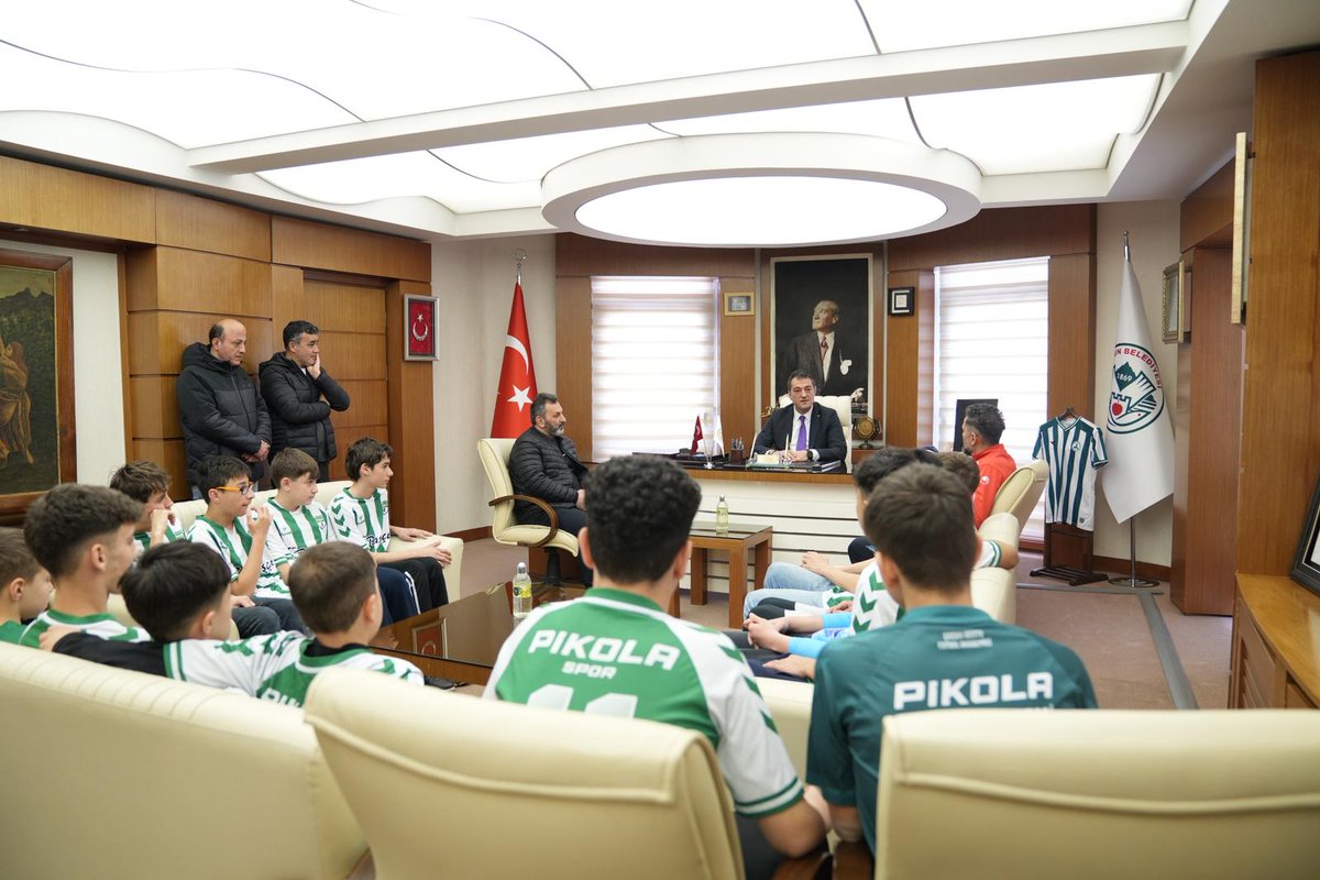 fuattkose's tweet photo. Giresun’umuza gurur yaşatan Pikolaspor U14 Takımımızı belediyemizde ağırlamaktan mutluluk duyduk. 

Türkiye Şampiyonası’nda finale kalarak önemli bir başarıya imza atan bu güzel yürekli evlatlarımızı yürekten tebrik ediyor, final yolculuklarında başarılar diliyorum. 

Bu başarıda emeği olan değerli antrenörümüz Tanzer Bıyık’ı da ayrıca kutluyorum.