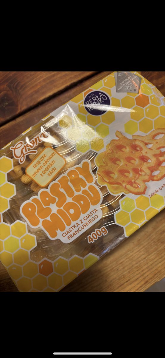 Kas_h_o's tweet photo. 肉のハマナサで売ってるこれ
輸入菓子なんだけど
薬菓のパイって感じでおいしい
ハチミツベトベトに漬けてある https://t.co/svC8WHsYsq