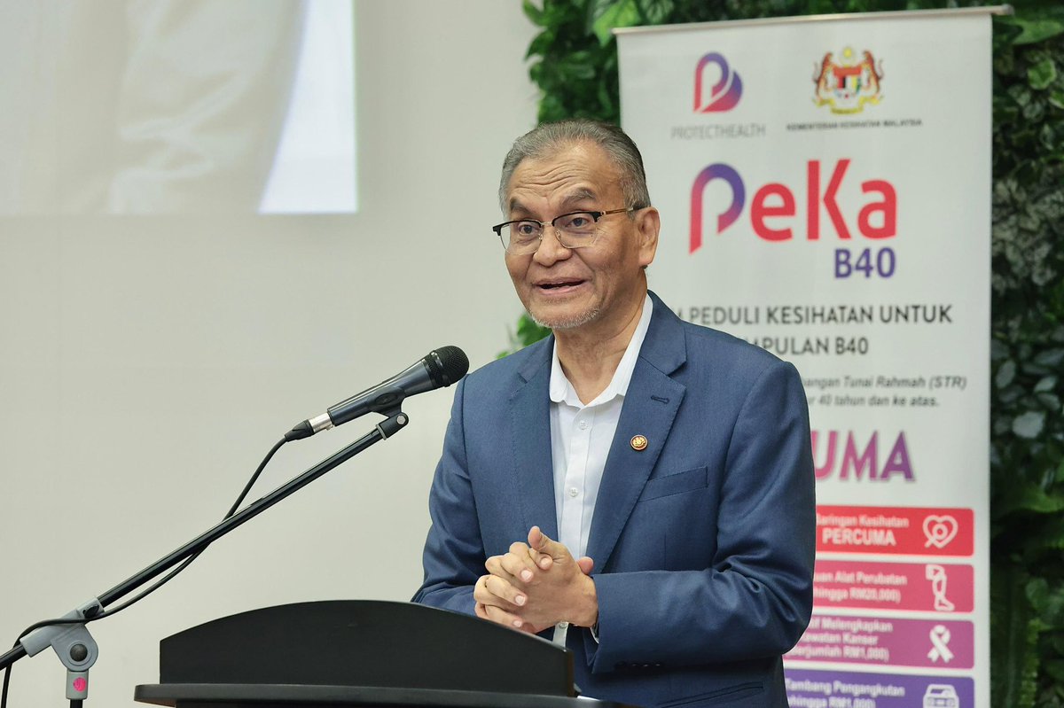 KKMPutrajaya's tweet photo. 𝐏𝐫𝐨𝐠𝐫𝐚𝐦 𝐙𝐢𝐚𝐫𝐚𝐡 𝐌𝐀𝐃𝐀𝐍𝐈 𝐝𝐚𝐧 𝐏𝐞𝐊𝐚 𝐁𝟒𝟎 𝐘𝐁 𝐌𝐞𝐧𝐭𝐞𝐫𝐢 𝐊𝐞𝐬𝐢𝐡𝐚𝐭𝐚𝐧 𝐝𝐢 𝐇𝐨𝐬𝐩𝐢𝐭𝐚𝐥 𝐒𝐡𝐚𝐡 𝐀𝐥𝐚𝐦

YB Datuk Seri Dr. Dzulkefly Ahmad, Menteri Kesihatan telah menyempurnakan Majlis Ziarah MADANI dan Program PeKa B40 bertempat di Hospital Shah Alam (HSAS), hari ini.

Terdahulu di Auditorium HSAS, beliau telah menyampaikan sumbangan sempena Hari Raya Aidilfitri kepada 33 orang penerima. Seterusnya, beliau meneruskan lawatan ke Wad Pediatrik dan Jabatan Kecemasan dan Trauma bagi mengagihkan pek iftar buat para pesakit serta petugas kesihatan.

Turut mengiringi ketibaan dan menyertai program beliau adalah YBrs. Dr. Ummi Kalthom binti Shamsudin, Pengarah Kesihatan Negeri Selangor; YBrs. Dr. Ruzita binti Othman, Pengarah Hospital Shah Alam; YB Tuan Haji Azli bin Yusof, Ahli Parlimen Shah Alam dan YB Tuan Danial Al-Rashid bin Haron Aminar Rashid, ADUN Batu Tiga. 

Acara ini turut dimeriahkan dengan kehadiran rakan kolaborasi strategik iaitu YBrs. Encik Wan Mohd Hazwan Wan Mohd Najib, Ketua Pegawai Eksekutif ProtectHealth Corporation; YBhg. Dato’ Zulkifli Jafar, Ketua Pegawai Eksekutif Pharmaniaga; serta  YBhg. Dato’ Mohd Aizuddin Ghazali, Ketua Pegawai Eksekutif Yayasan PRIHATIN.

#KKMPrihatin #SihatBersama #MalaysiaSihat #MalaysiaMadani #MADANIBekerja