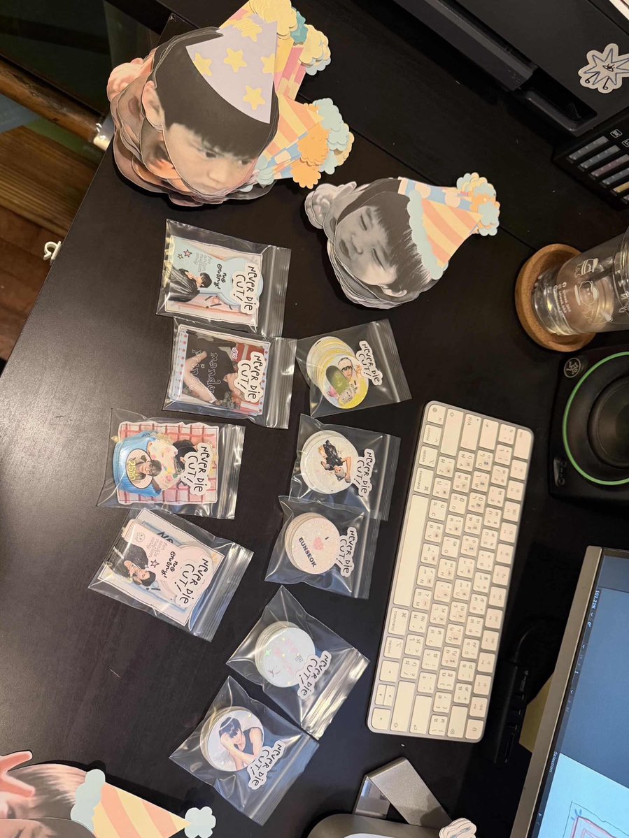 แจกพิกัดร้านไดคัท (sticker+กระดาษปกติ)  ✳️ neverdiecut ✳️ ร้านอยู่ในไอจี คุยง่าย งานเร่งถามได้ ราคาดี เซอวิสดี เราบรีฟงง ๆ แต่เจ้าของร้านใจเยนมาก เรากับเพื่อนปริ้นมาแจก giveaway กับของตกแต่งคาเฟ่วันเกิดศิลปิน รวม ๆ 500-600 ชิ้น ได้ภายใน 4 วัน  #รับทำgiveaway #neverdiecut