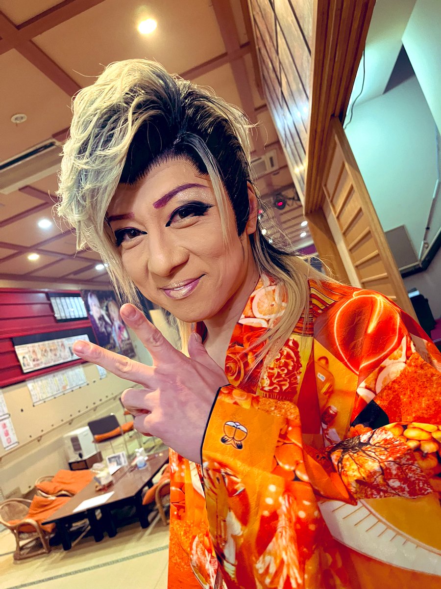 YUKA_SACHI_R's tweet photo. 2026.3.3(火) 妃咲劇団🌻 昼公演☀️
～雛祭りと言えば🏮ひなた祭🦋🏮～

お見送り𓂃 𓈒𓏸◌

まだまだ新潟の春は寒いので…
劇場内の時もございますww
推しチャマ、推しチャン のツーショは
眼福でしかございません🤩❣️
でもね…花形さぁ〜🤣🫶

#妃咲劇団 #妃咲繚 #妃咲ひなた 
#古町演芸場 https://t.co/YmzJUKSwOp