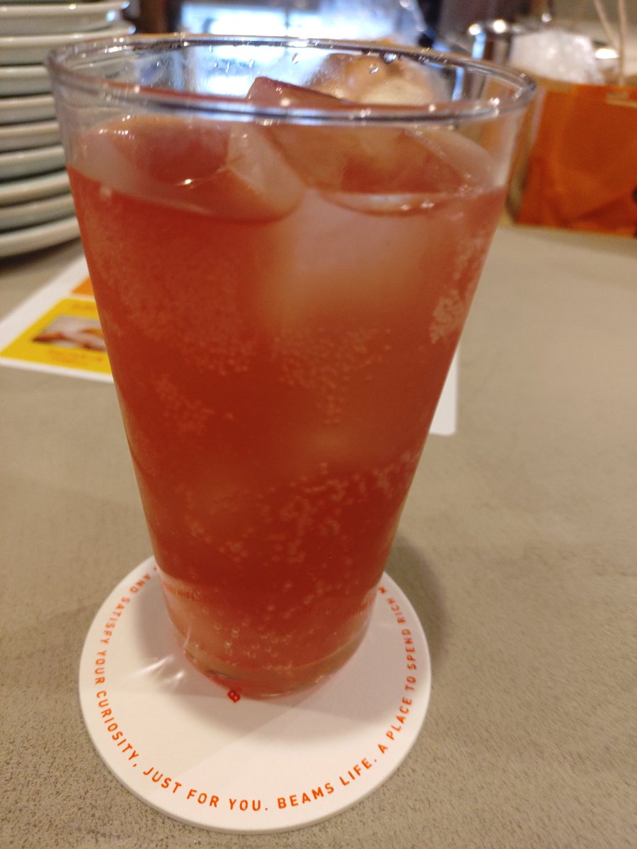 teherefenua's tweet photo. 今日も今日とてビームスへ。
ONERUM のウマミコーラ割りと
ラフテーのキューバンサンドイッチとテシオのハム。
UMAMI COLAは最初甘酒の味が来てその後にスパイスが。
キューバンサンドイッチ、めちゃくちゃ美味かった！！
ゴーヤーのピクルスとほのかに香るライムが。 https://t.co/NM1DsKdMJY