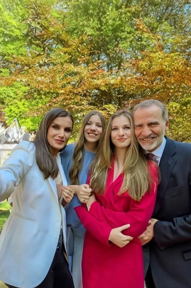 leonorofspain_'s tweet photo. Extraño a mi papá, a mi mamá y a mi querida hermana Sofía 🤗🤗 ( missing my family 💝 missing YOU'LL ) https://t.co/j8GOJWj4F0