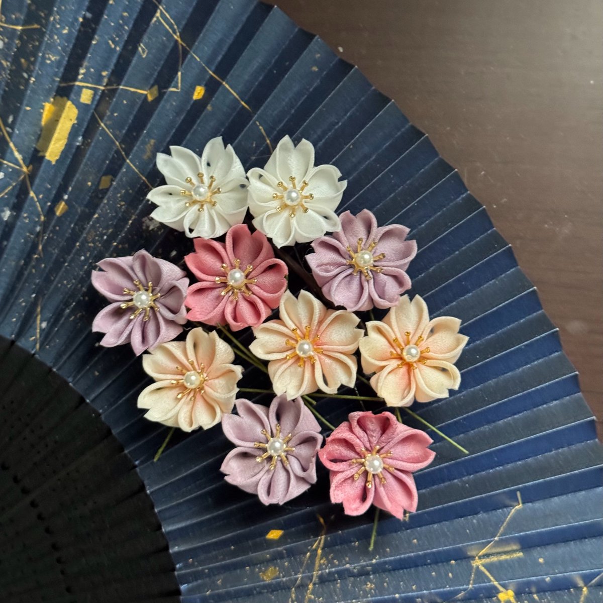 tknk_silk's tweet photo. お客様のお着物の柄と色に合わせてお作りしました。

おまとめしても散らしても可愛い💕
春の桜が待ち遠しいですね🌸

https://t.co/sJdbSvomXH

#つまみ細工 https://t.co/wrZGhVCJst
