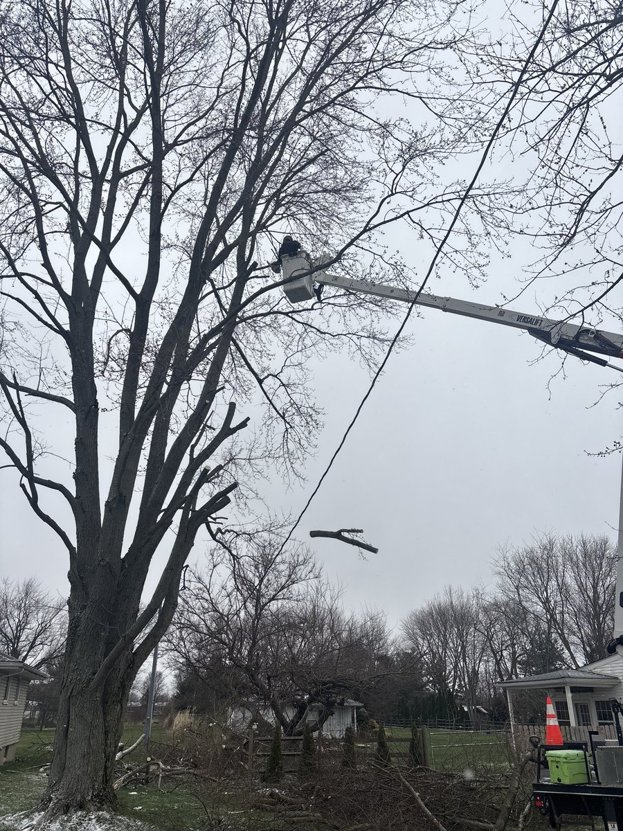 theenergycoop's tweet photo. We have 216 members still without power after Friday’s windstorm. Crews are working nonstop through tough weather and aim to restore everyone today. We’re tackling 142 outages—114 single‑member—and repairing major damage, including 52 broken poles. https://t.co/nBcpLOzdAn