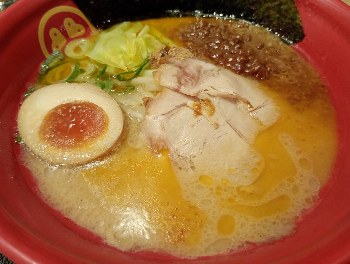 神田駅の東京拉麺BASEの味噌豚骨ラーメン　半卵チャーシュー　1250円
味噌豚骨うまかったー