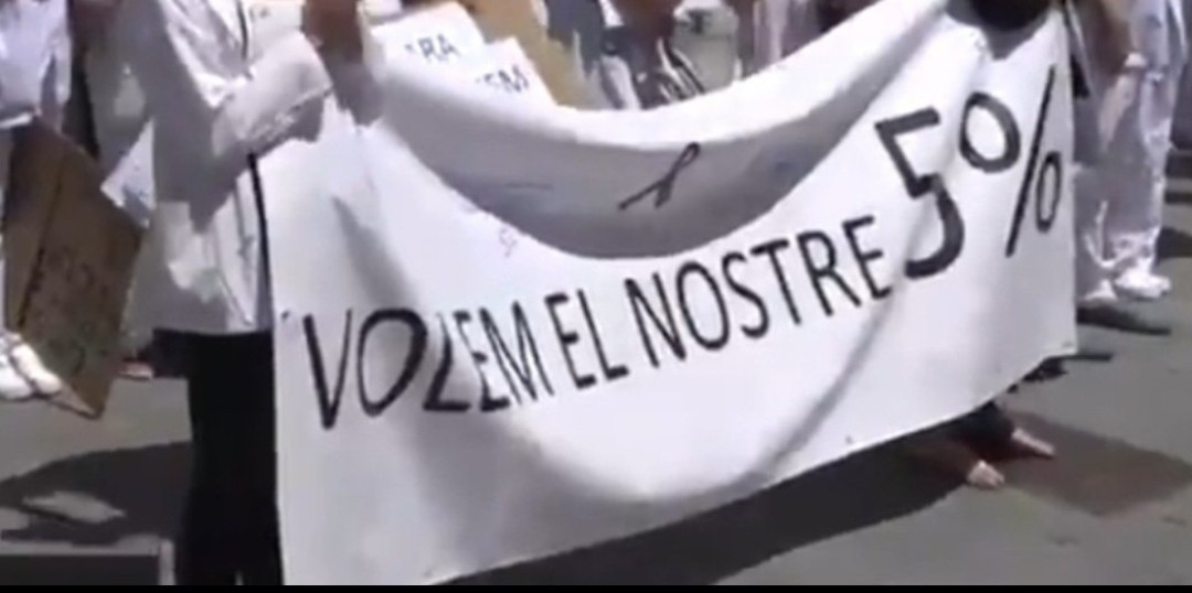 Roxy76052751's tweet photo. @Comptesclares ESTAN ROBANT!
A NOSALTRES ENS ROBEN el sou,el volem sencer
 @gencat @govern @salutcat @parlamentcat @salvadorilla @SilviaPaneque @PaneMena @aliciarll.Desde 2010, ROBEN a un sector sanitari un 5%/mes ilegalment no fent cas de les pròpies resolucions.Diners hi ha.Expoli polític https://t.co/bqe7rQXDDO