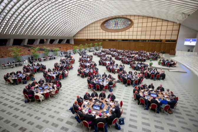Algunos católicos han aprendido a desconfiar de la palabra “sinodalidad”.
Y no porque la Iglesia lo enseñe así, sino por cómo se ha presentado en ciertos ambientes.

Conviene aclarar algunas cosas.

1️⃣ La sinodalidad no es una moda ni una ideología.
Es algo muy concreto: caminar
