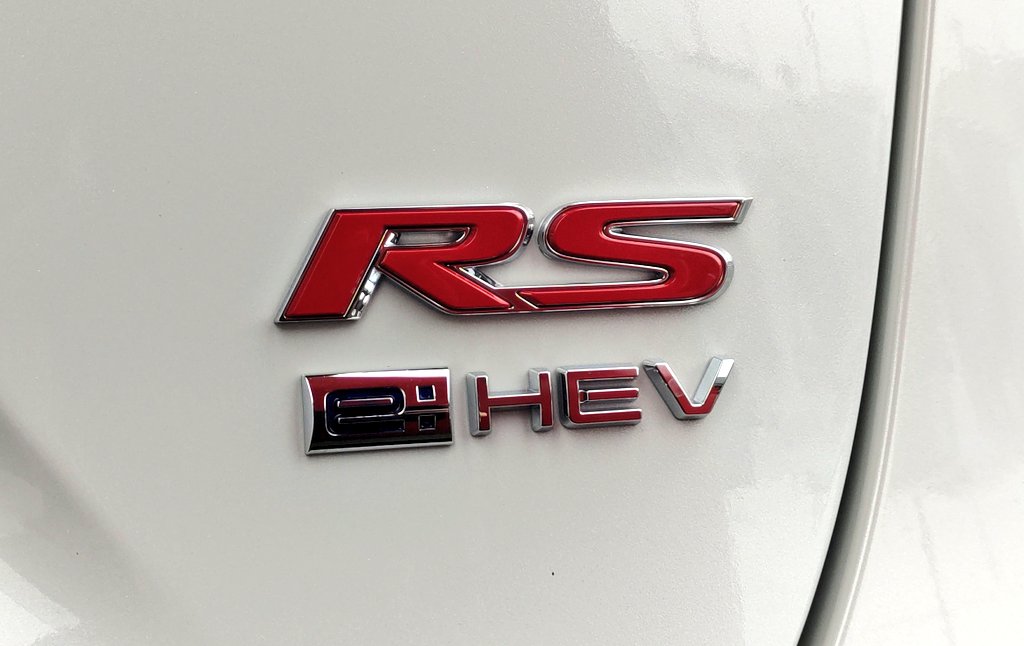 a_is01's tweet photo. 「RSの走りは、RSの名に恥��ない走りだった」
#RS体感WEEK
@HondaKurumaTL
やはりRSとうのは赤いエンブレムからして走りを予感させ、実際走りも気持ちのいい❗
いつまでも走っていたくなる、正にロードセイリング💯
写真のカラーはコントラストがよくお気に入りです。
#ホンダ
#HONDA
#ヴェゼル
#VEZEL https://t.co/KNQdlr7MgK