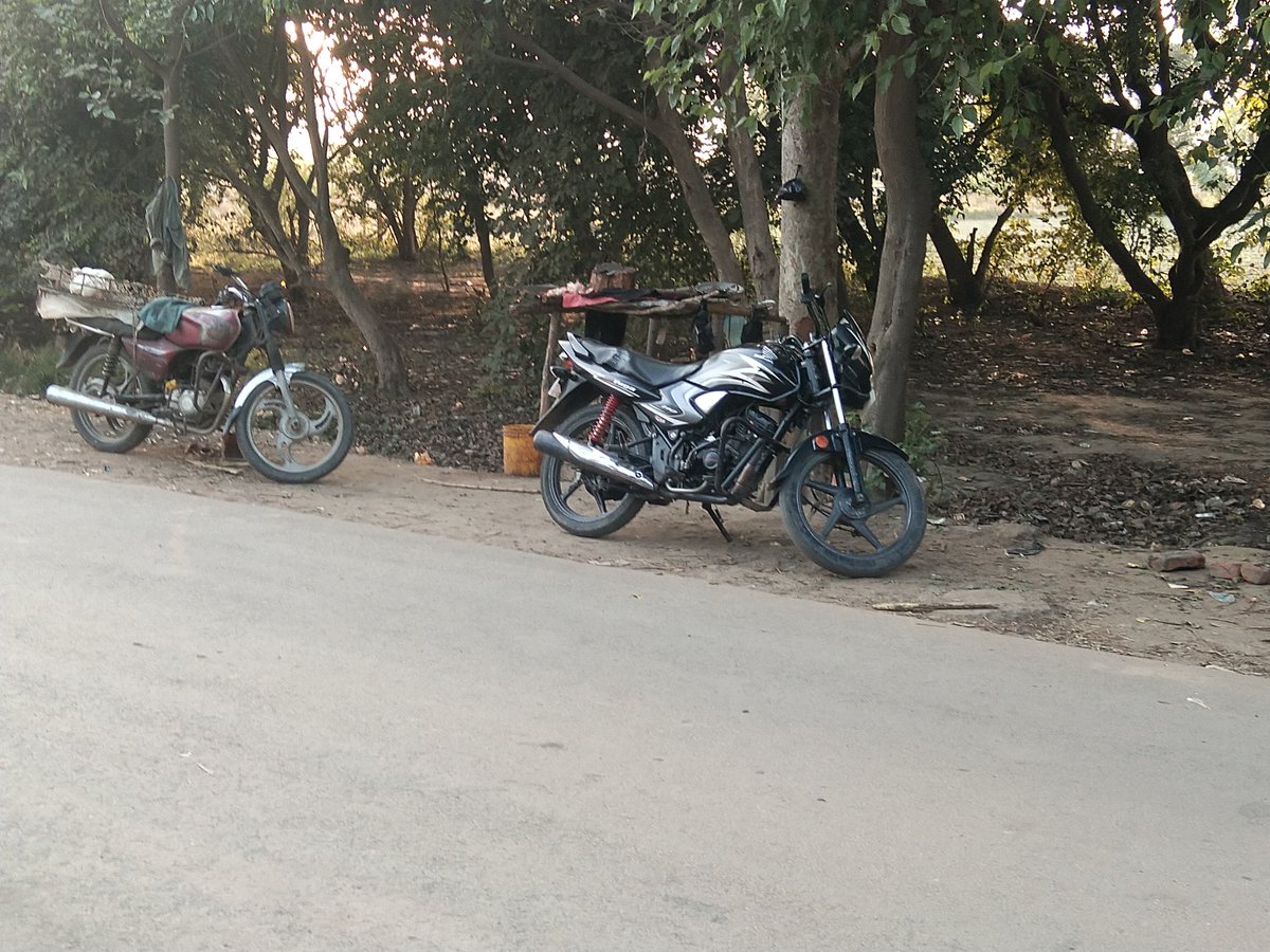 ss6430192's tweet photo. #112 कुर्रेया रेलवे क्रासिंग के पास ईबरार नाम का चिकबा खुलेआम रोड पर काट रहा मुर्गा  @pilibhitpolice स्कूल जाने बाले बच्चों से लगाकर आमजनता परेशान। @UPGovt चिकबे का कहना चौकी थाना सबको देता हूँ मेरा क्या करेंगे।, @Uppolice @CMOfficeUP @igrangebareilly @SvasJsNewsIND https://t.co/n51hmocY6y