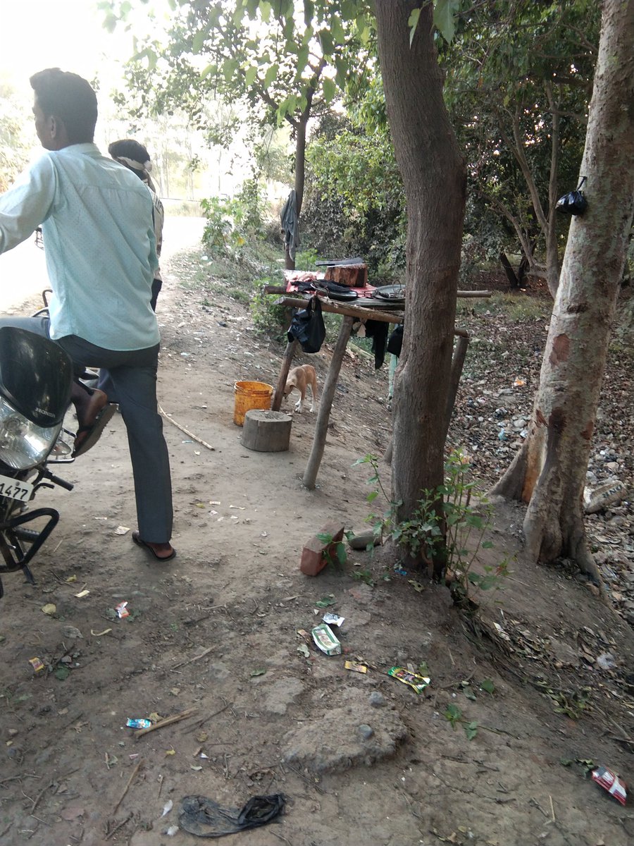 ss6430192's tweet photo. #112 कुर्रेया रेलवे क्रासिंग के पास ईबरार नाम का चिकबा खुलेआम रोड पर काट रहा मुर्गा  @pilibhitpolice स्कूल जाने बाले बच्चों से लगाकर आमजनता परेशान। @UPGovt चिकबे का कहना चौकी थाना सबको देता हूँ मेरा क्या करेंगे।, @Uppolice @CMOfficeUP @igrangebareilly @SvasJsNewsIND https://t.co/n51hmocY6y