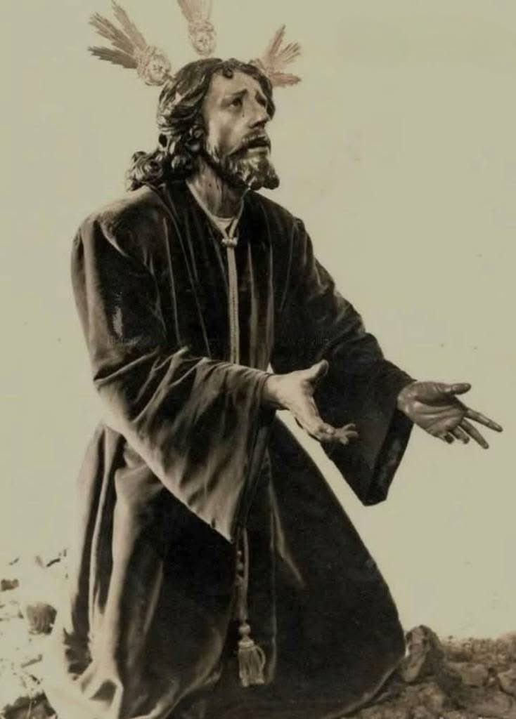 Hubo un tiempo en el que casi nadie fotografiaba las cofradías.

Cuando las cámaras apenas entraban en las capillas, Manuel Albarrán ya inmortalizaba imágenes, cultos y momentos de silencio dentro de los templos.

#CuaresmaSevilla26 #SSantaSevilla26