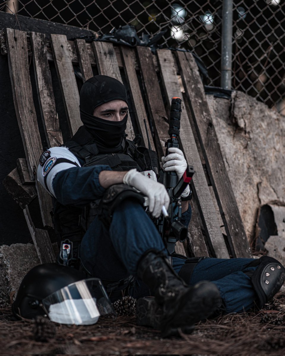 LtHunter_07's tweet photo. "It is a great thing to have another's life in your hands. It is also a terrible thing: a power only gods possess, and with it, a great responsibility"
👤 Gustave "Doc" Kateb 🇫🇷
[ @UbisoftBrasil @R6esportsBR ]
#R6Community #cosplay #R6Siege #RainbowSixSiege https://t.co/Dgkd7mpPqb