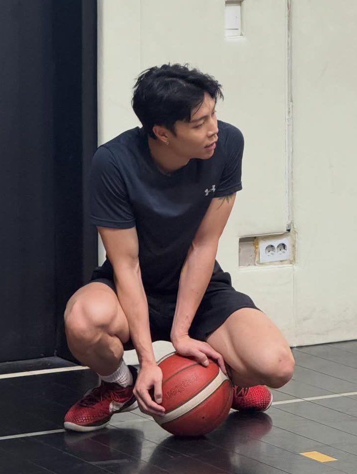 this picture is still insane like i need to study his anatomy.... respectfully