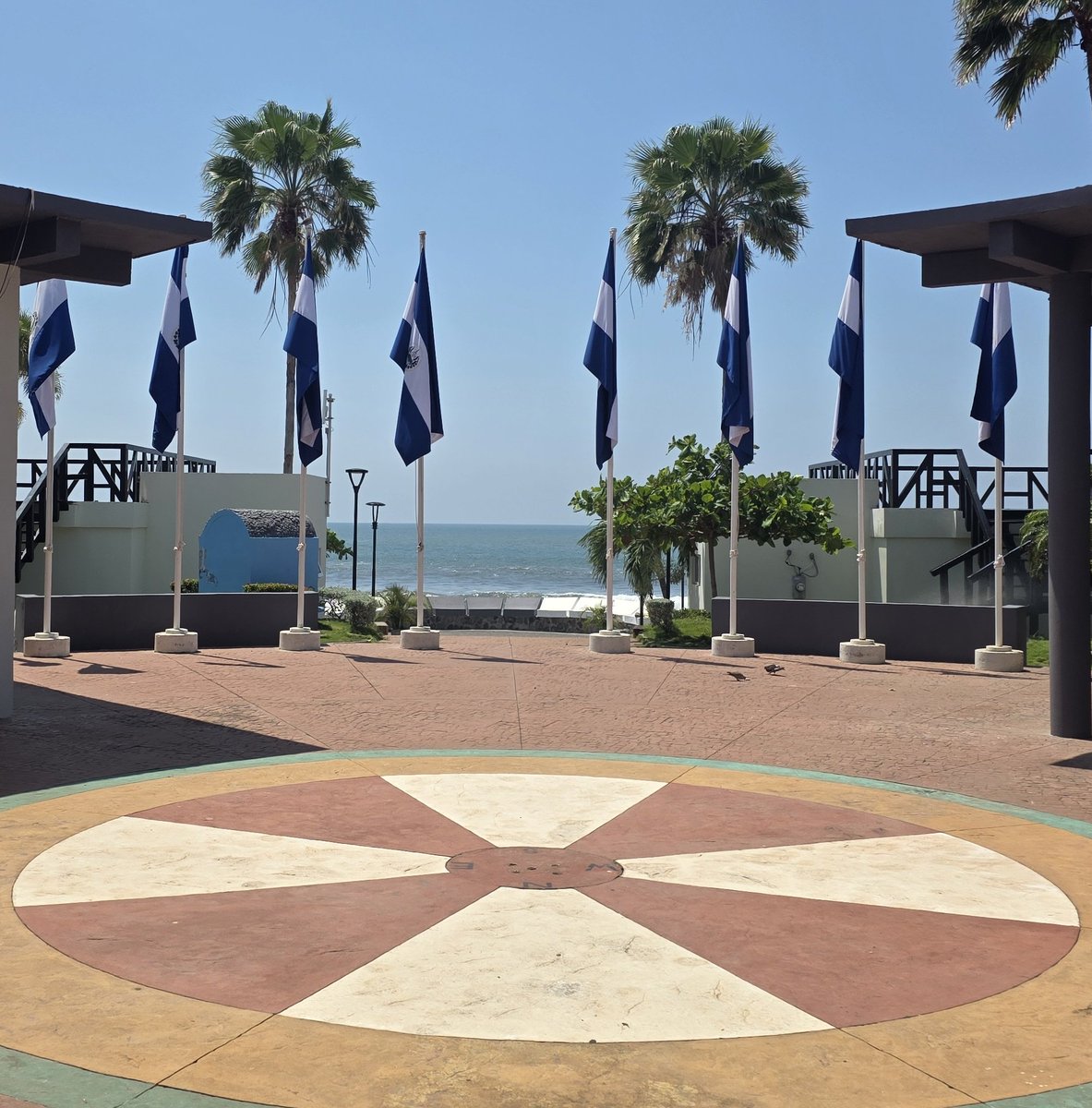 El camino a la playa, siempre se verá bien.